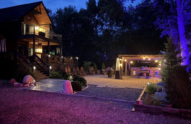 Cedar Haven: Hot Tub, Sauna, Sleeps 8
