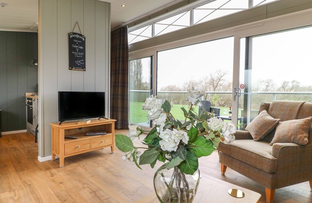 CEDAR LODGE, family friendly, with a garden in Newark-On-Trent