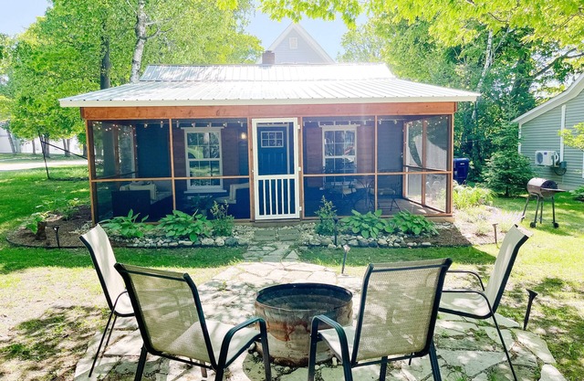 "Cedar" - Mackinaw City Cottage - A poca distancia de la ciudad y el estrecho