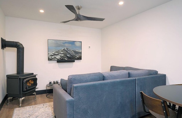 Cedar Nook: Cozy, Modern Retreat Minutes from Red Mountain Resort