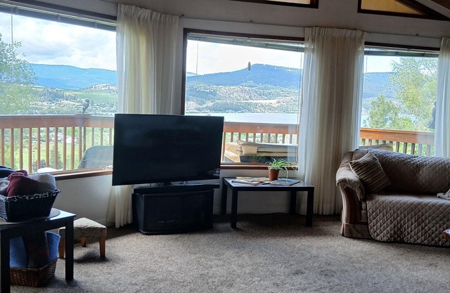 Cedar Post and Beam in the heart of Okanagan Wine Country. Pets OK.
