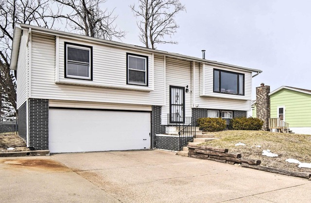 Cedar Rapids Rental w/ Yard ~ 6 Mi to Downtown!