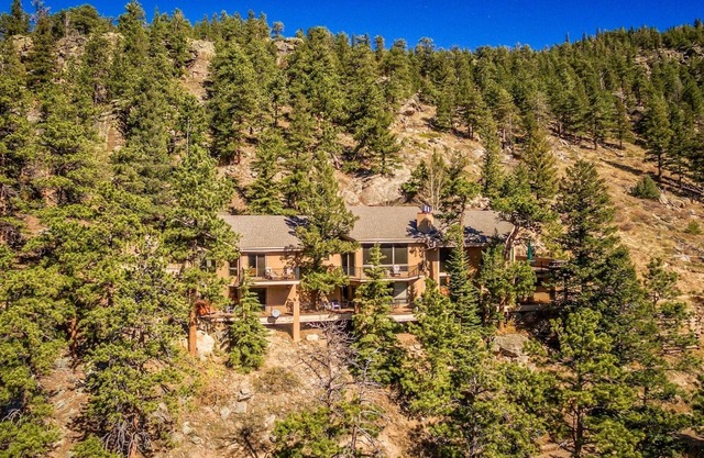 Cedar Upper Luxury Vacation At Windcliff 3 Bedroom Home by RedAwning