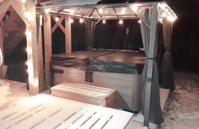 ❤ Cedar-View Studio with Hot Tub ❤