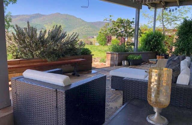 Cedar Wood Mountain View Retreat