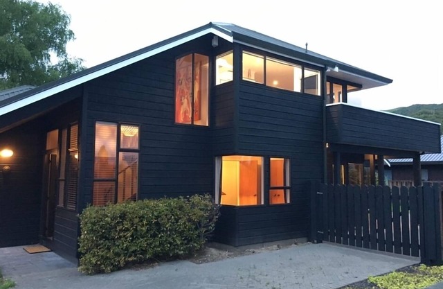 “CedarView at Kinloch”: una casa de vacaciones brillante con vistas impresionantes