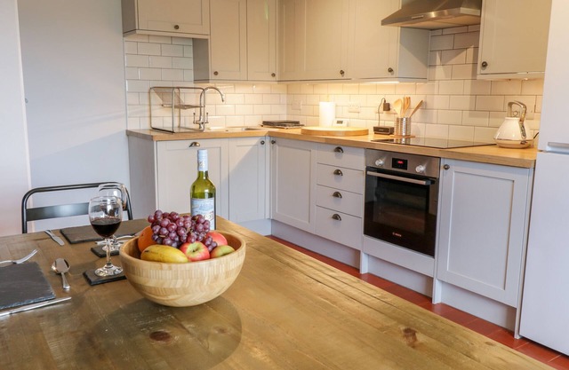 CEFN GWYN, pet friendly, luxury holiday cottage in Harlech