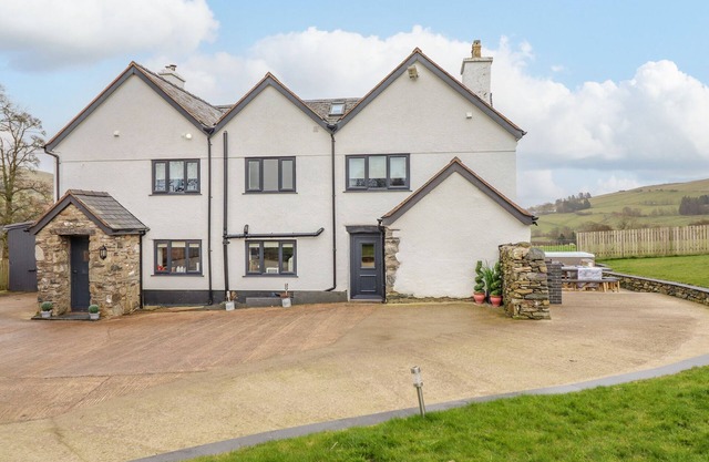 CEFN NANNAU, pet friendly, luxury holiday cottage in Cerrigydrudion