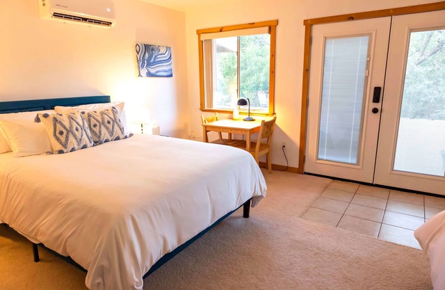 Celestite Suite: Charming Creekside Comfort