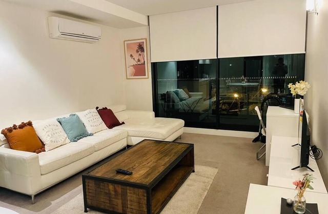 Cental location 2 Bedrooms Apt*Free Parking