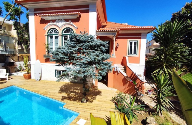 Centenario Chalet en Carcavelos con 8 habitaciones y jardín. Disfruta la playa, Lisboa y Cascais