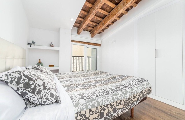 CENTER-2BR, 2BA-ATTIC-TERRACE,VIEW, WI-FI, A/C