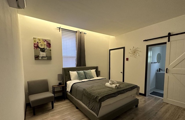 Center City Lovely & Cozy W/HD Streaming