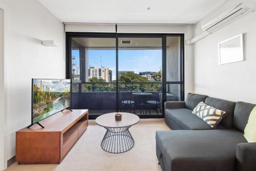 Central 1-Bed Apartment with Secure Parking