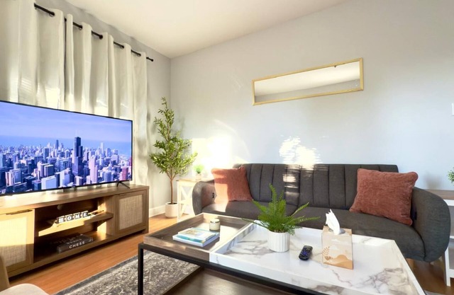 Central 1BR Retreat – Cozy & Inviting Near Loyola