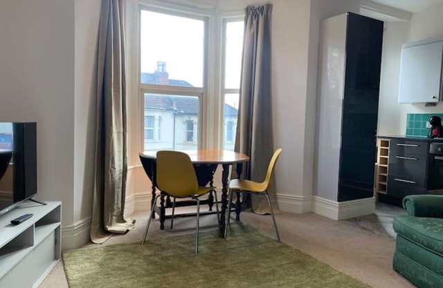 Central 2 bed flat. Free parking (Off-street)