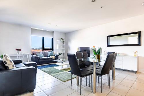 Central 2-Bedroom Apt with Parking in North Melbourne