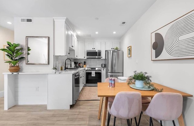 Central 2-BR City Sanctuary - Commuter-Friendly