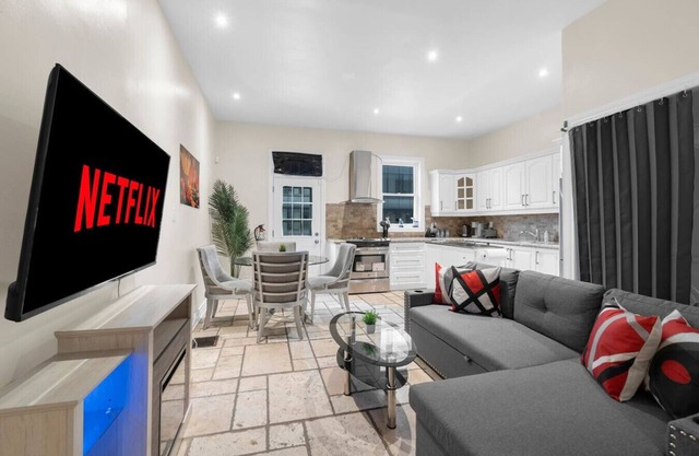 Central 2BR - King Bed - 1 min to Subway/Yonge St