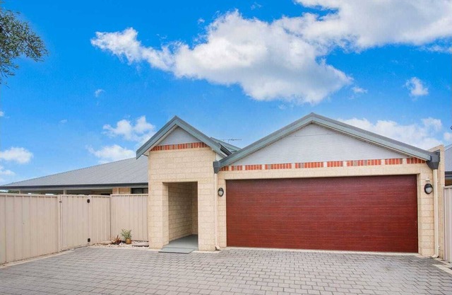 Central 3 Bed home with pool, EV Charger and unlimited free Wi-Fi