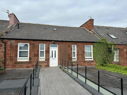 Central 3-Bed Seaside Apartment - Sleeps 5