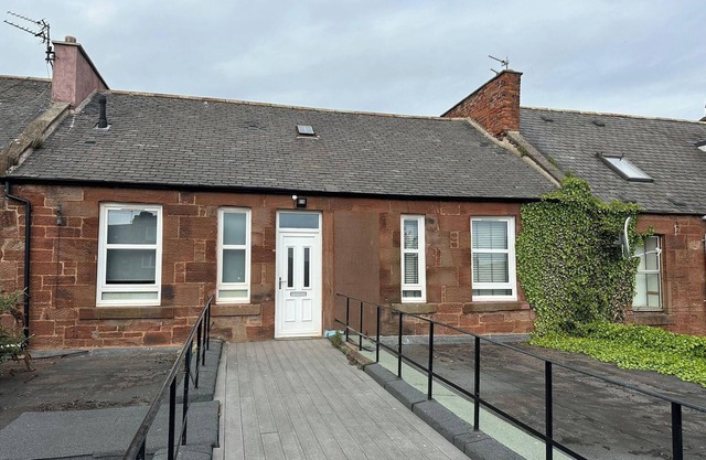 Central 3-Bed Seaside Apartment - Sleeps 5