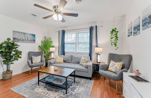 Central 3 BR- W/D + Dogs OK!