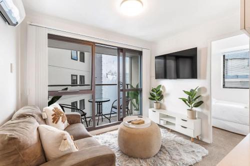 Central 3BR Full Kitchen & Amenities Zodiak Stays