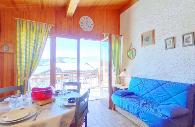 Central Apartment, 1BR & Loft, Sleeps 5 – Balcony, Sunny South-Facing, Near Shops