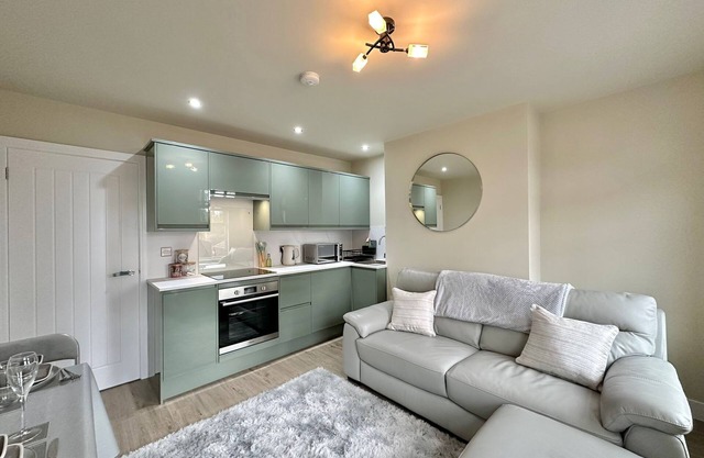 Central Apartment: Brand New Kitchen & Bathroom