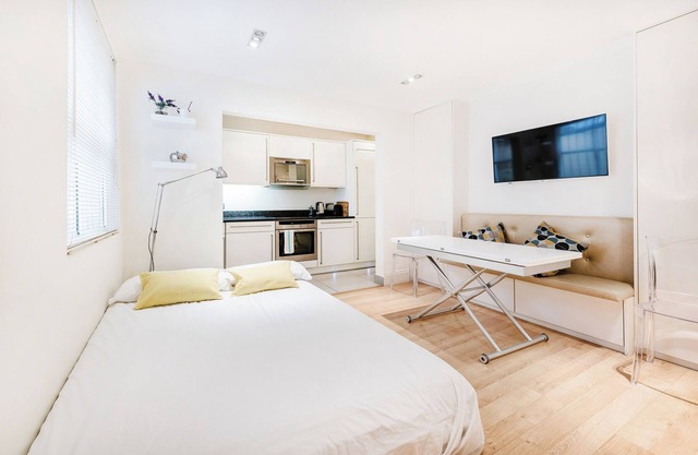 Central Apartment-sleeps 4-98 Walking Score