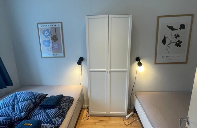 Central Apt w Parking possibility, Netflix & Near Attractions