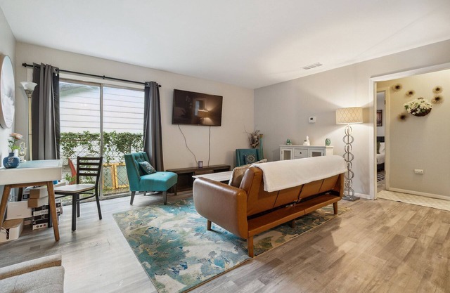 Central Austin 2bd/1.5ba house. 10 mins to Downtown/UT/Domain/Hospitals