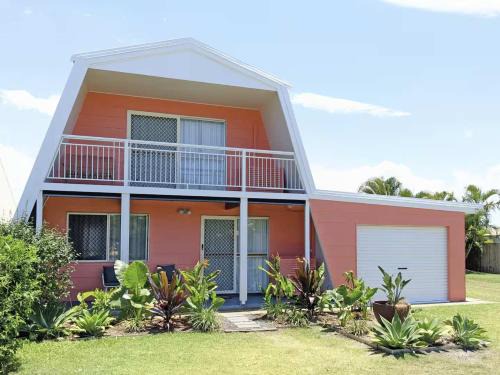 Central Bargara Beach Bungalow by UG
