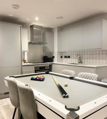 Central Birmingham Luxury 2 Bedroom Apartment with Fast WiFi and Games Table