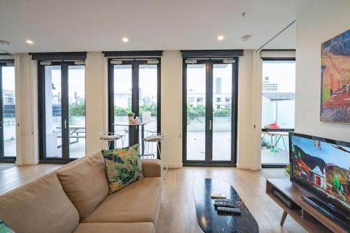 Central Brisbane 2BR Apt - Pool, Gym & Big Balcony M25