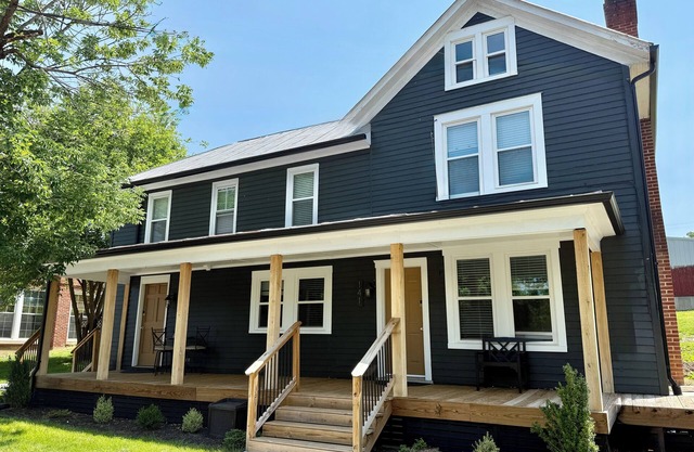 Central Broadway Stay across from the Park & Creek - Shenandoah Valley Treasure!