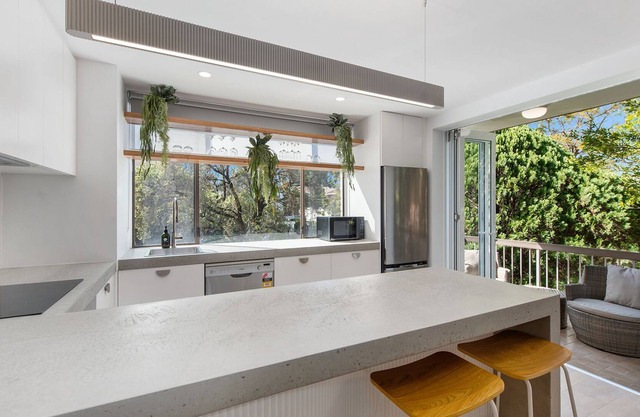 Central Burleigh Heads family friendly apartment – walk to beach!