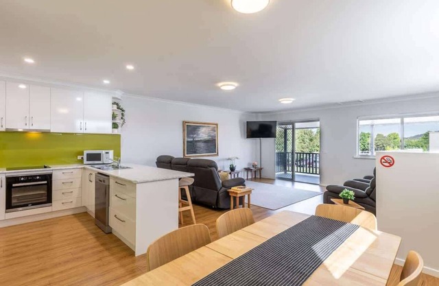 Central Chic- Beautifully appointed 2 story townho
