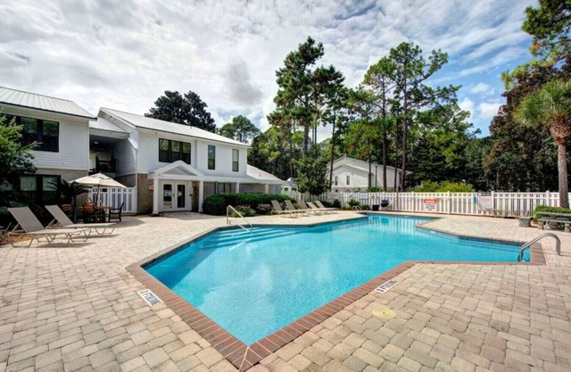 Central Condo | Pool & Gym | 10 Min to East Beach