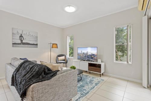 Central Cosy 2-Bed with Pool and near QUT & CBD