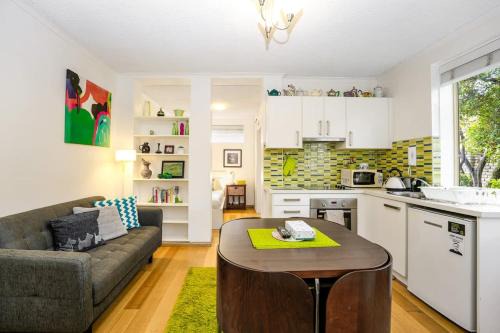 Central & Cozy Fitzroy Studio Apartment with parking