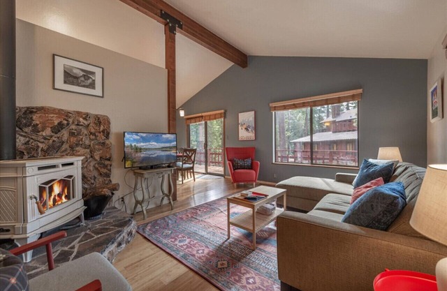 Central & Cozy Pet-Friendly Cabin w Fenced In Yard