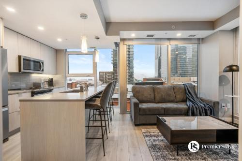 Central Downtown near Rogers Sleeps 6 with Two Queen Beds and Parking