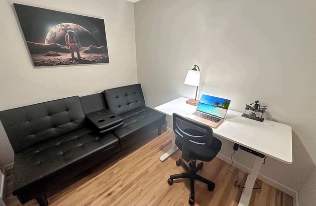 Central Downtown Stay with flex space