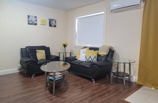 Central, Executive, Furnished Spacious 1BR near shops, dining, trails, downtown