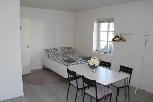 Central Ground Floor Flat Near Beach & Transit