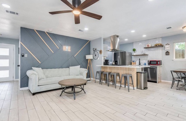 Central/ Heated or Cool Pool/ Spa/BBQ/ Arcade/ Shuffleboard