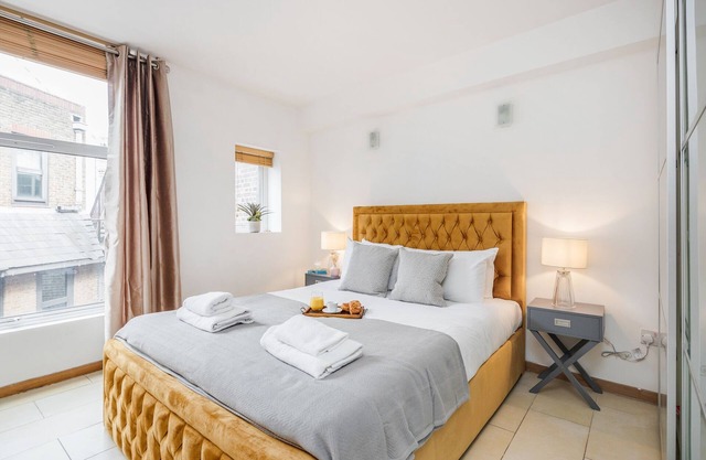 Central Holborn, lovely and bright apartment for 4, Air-Con