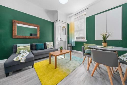 Central Kirkintilloch 2 Bed App